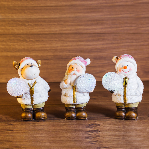 картинка Керамическая фигурка Дед Мороз,  Снеговик и Олененок 10x9x13 см (упаковка 3 шт. ) от магазина Сантехстрой