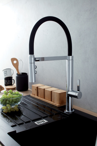 картинка смеситель для кухни jacob delafon raphael гибкий излив, хром/черный (e23311-cp)