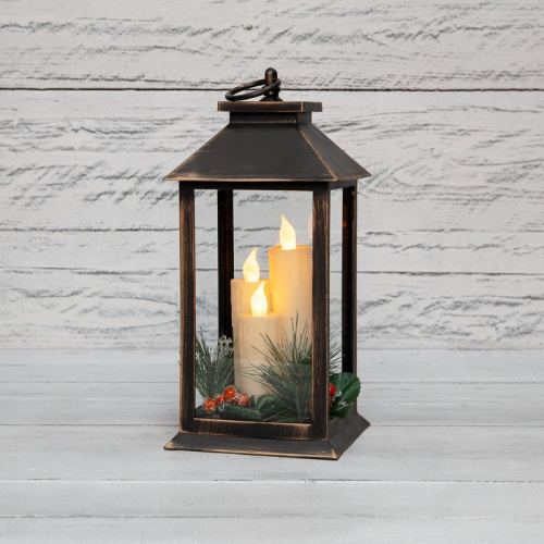 картинка Декоративный фонарь со свечкой и шишкой,  бронзовый корпус,  размер 14x14x27 см,  цвет теплый белый от магазина Сантехстрой