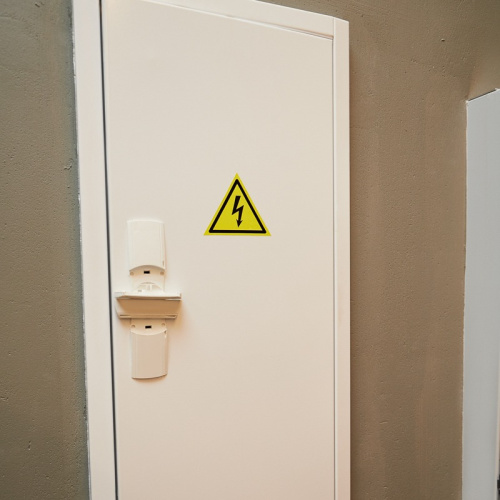 картинка Наклейка знак электробезопасности «Опасность поражения электротоком» 85х85х85 мм REXANT 20шт от магазина Сантехстрой