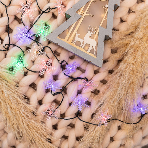 картинка Гирлянда светодиодная Снежинки 30 LED МУЛЬТИКОЛОР 4,4 метра с контроллером от магазина Сантехстрой