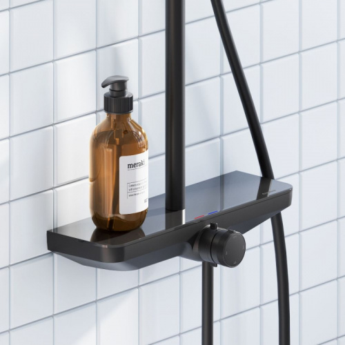 картинка 940730300 Merkur душевая система с ванно-душевым смесителем-полкой и прогрессивным картриджем, черны от магазина Сантехстрой