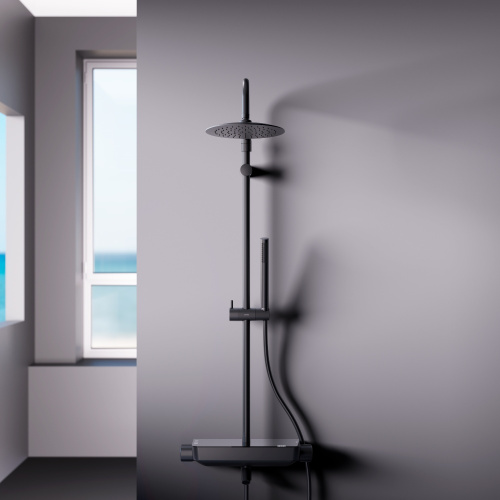 картинка 936730300 Scandinavian Pure душевая система с ванно-душевым смесителем-полкой, черный от магазина Сантехстрой