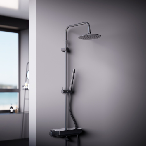 картинка 936730300 Scandinavian Pure душевая система с ванно-душевым смесителем-полкой, черный от магазина Сантехстрой