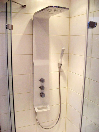 картинка Душевая панель с верхним душем + водопад, ручным душем и термостатом HG Raindance Lift, цвет: хром/белый от магазина Сантехстрой