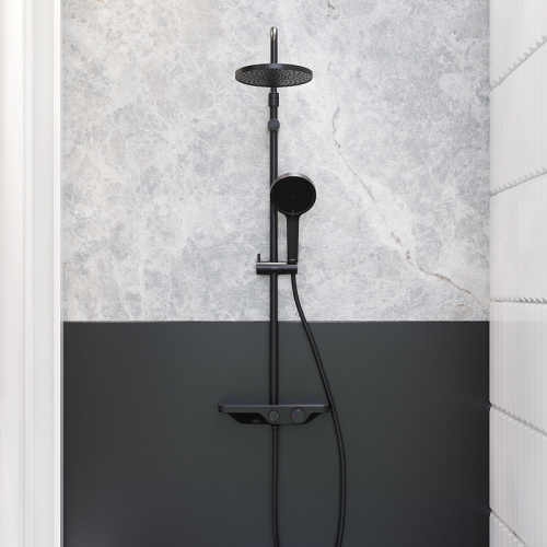 картинка 947730300 Apollo душевая система с ванно-душевым смесителем-полкой, черный от магазина Сантехстрой