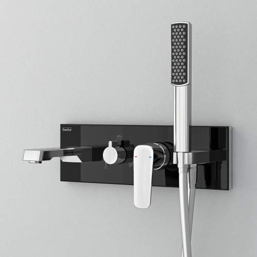 картинка Втраиваемый смеситель Life с изливом, душевой лейкой и головным душем, черное стекло от магазина Сантехстрой