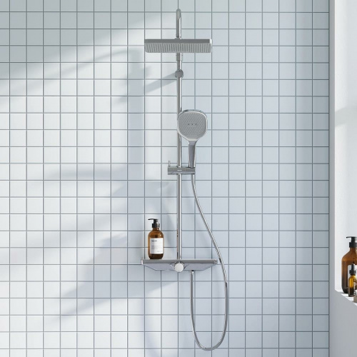 картинка 940730000 Merkur душевая система с ванно-душевым смесителем-полкой и прогрессивным картриджем, хром от магазина Сантехстрой