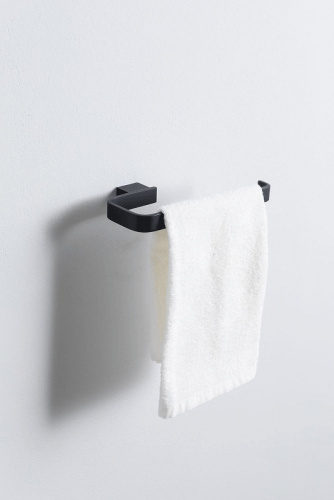 картинка Полотенцедержатель Allen Brau Infinity 6.21010-31 Черный матовый от магазина Сантехстрой