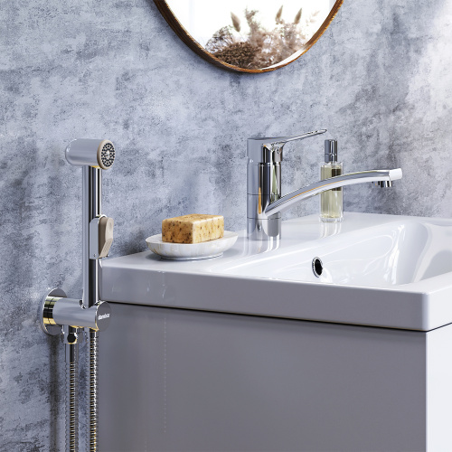 картинка 770230001 Jupiter, смеситель с поворотным изливом и гиг. душем, хром от магазина Сантехстрой